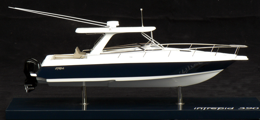 Custom Models - Intrepid Powerboats - INTREPID 390 - Abordage