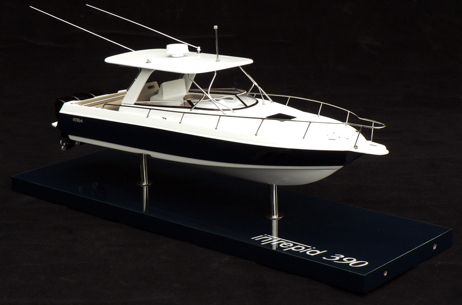 Custom Models - Intrepid Powerboats - INTREPID 390 - Abordage
