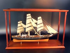 Display Cases - - Display case Acrylic with classic mahogany frame - Abordage