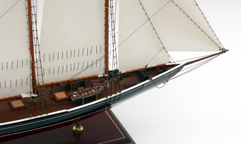 Classic Yachts - - Bluenose 1921 - Abordage