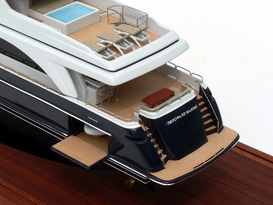 Custom Models - Broward - Broward 128 - Abordage