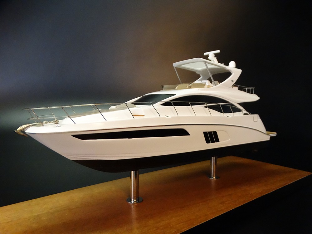 Custom Desk Models - Sea Ray - Sea Ray L590 Flybridge desk model - Abordage