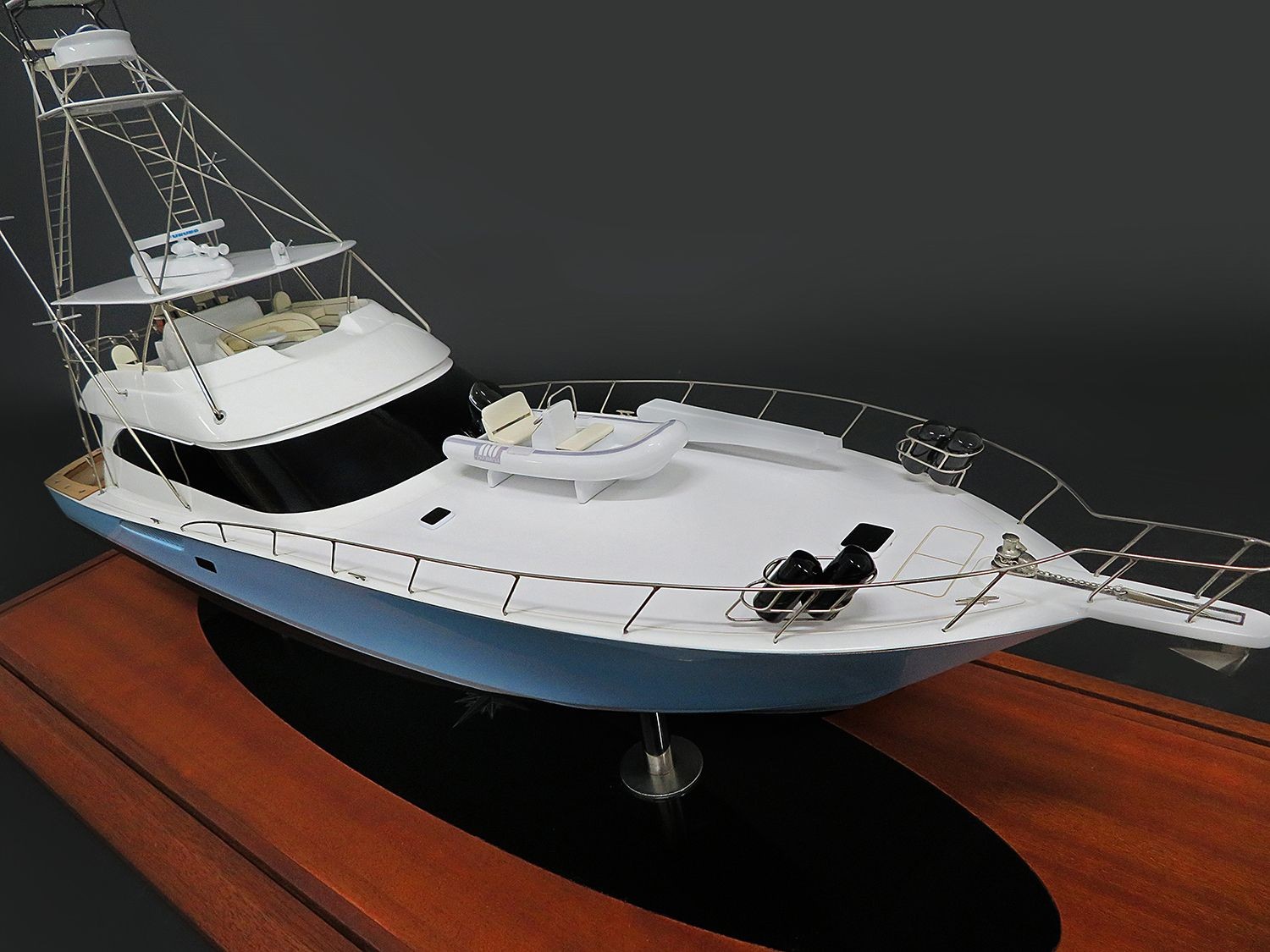 Custom Models - Viking Yachts - Viking 82 large custom model - Abordage