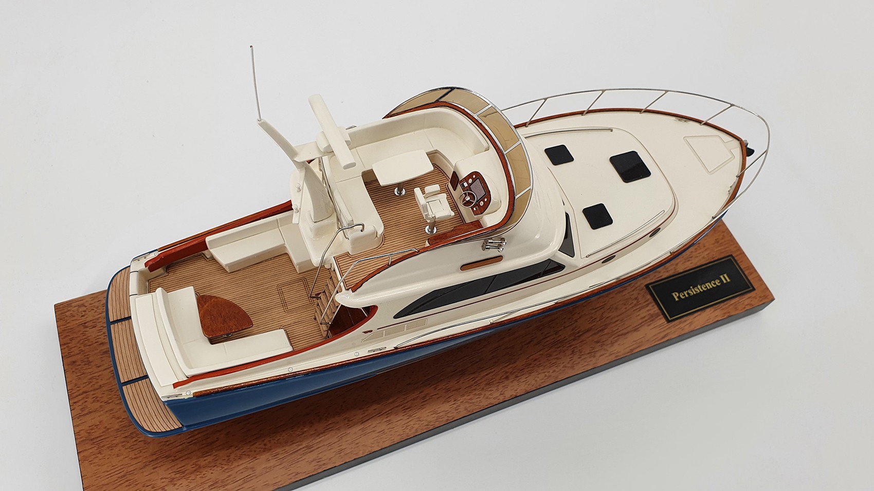 Custom Models - Hinckley - Hinckley Talaria 43 desk model - Abordage
