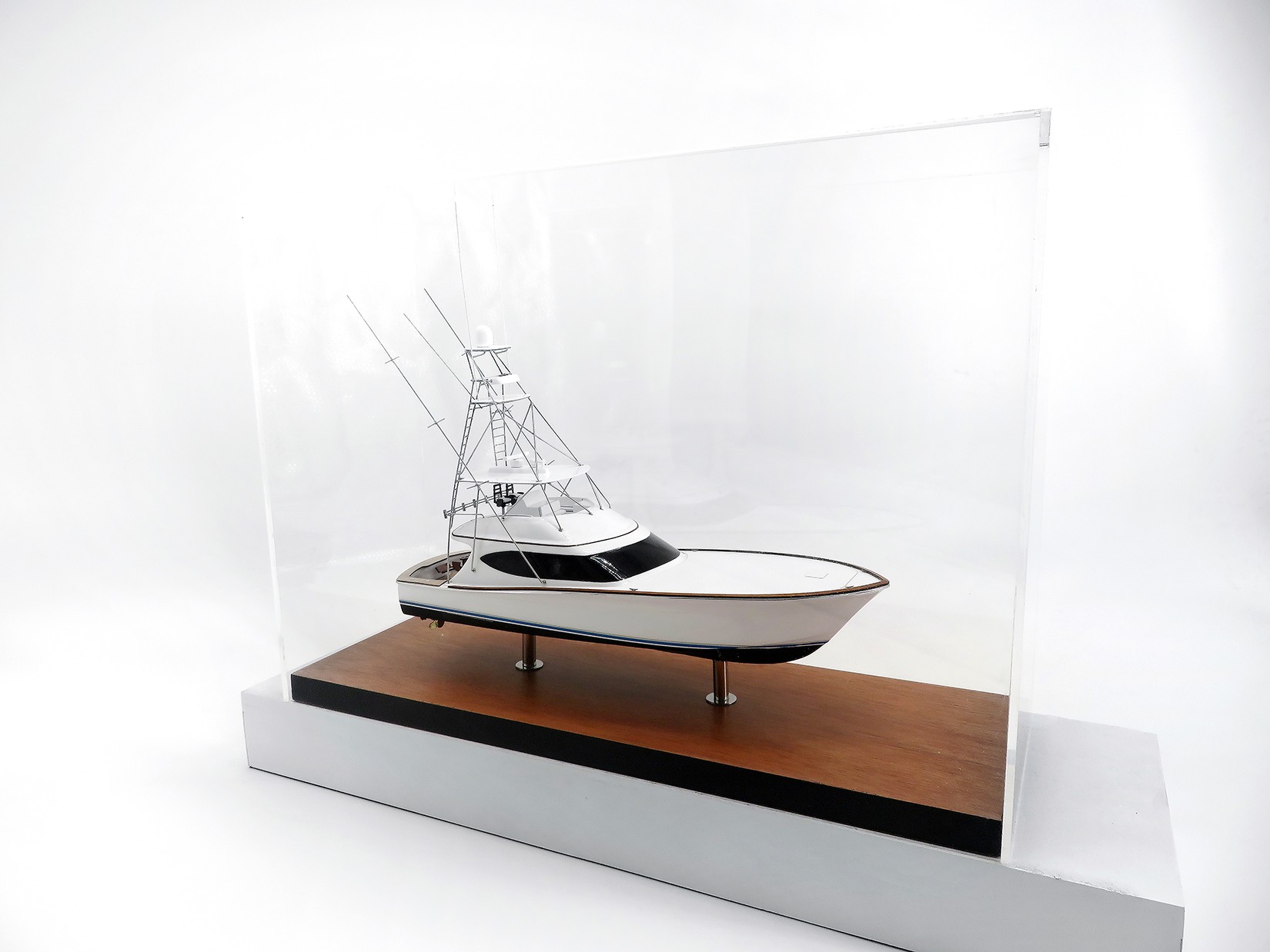 Custom Models - Hatteras - Hatteras 63 GT custom desk model - Abordage