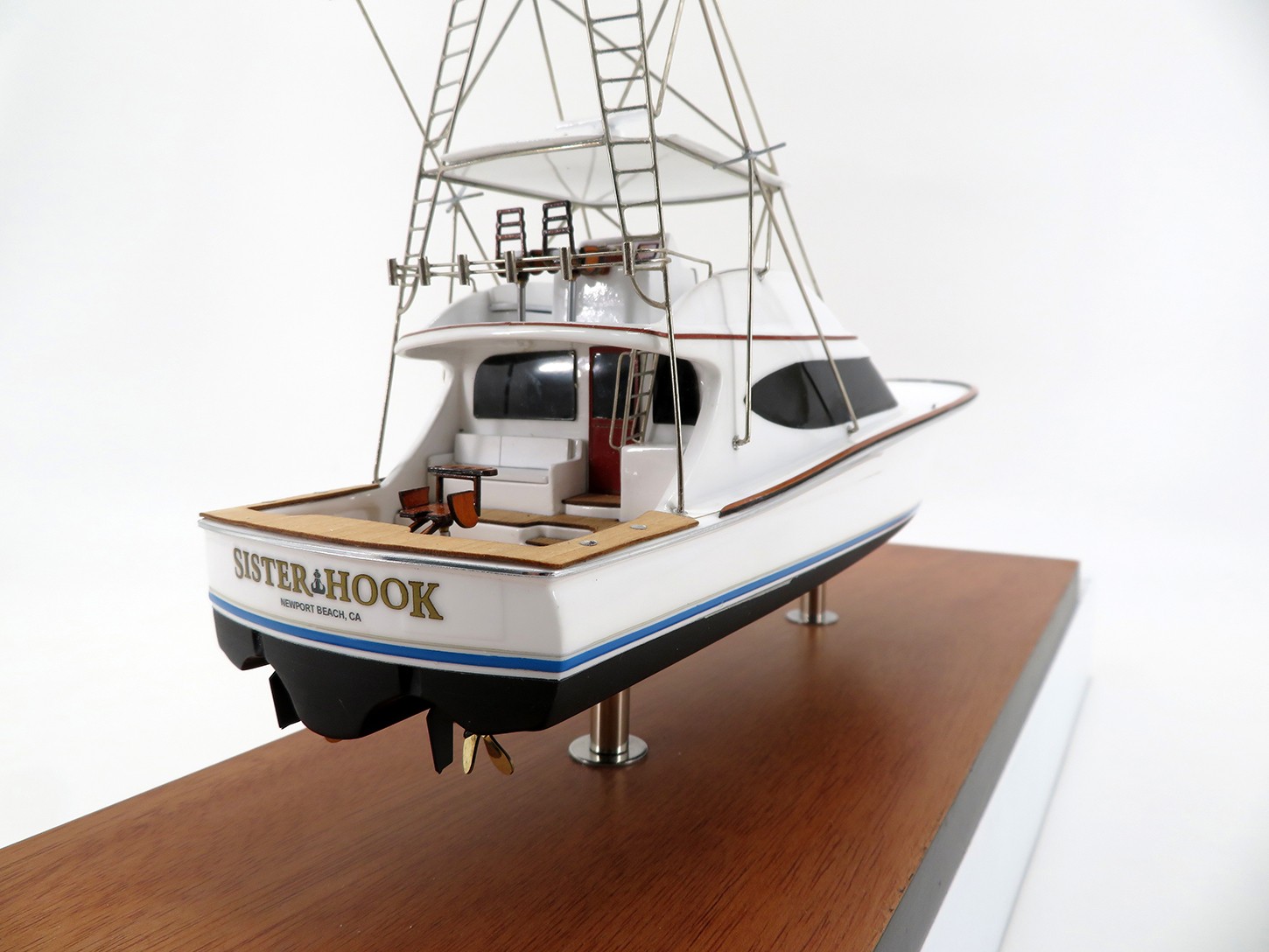 Custom Models - Hatteras - Hatteras 63 GT custom desk model - Abordage