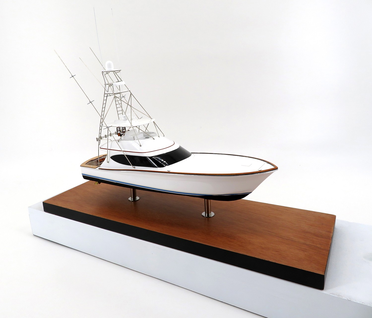 Custom Models - Hatteras - Hatteras 63 GT custom desk model - Abordage