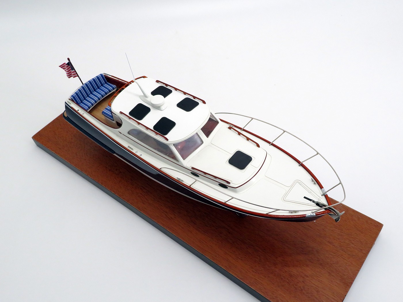 Custom Desk Models - Hinckley - Hinckley PicNic 36 custom desk model - Abordage