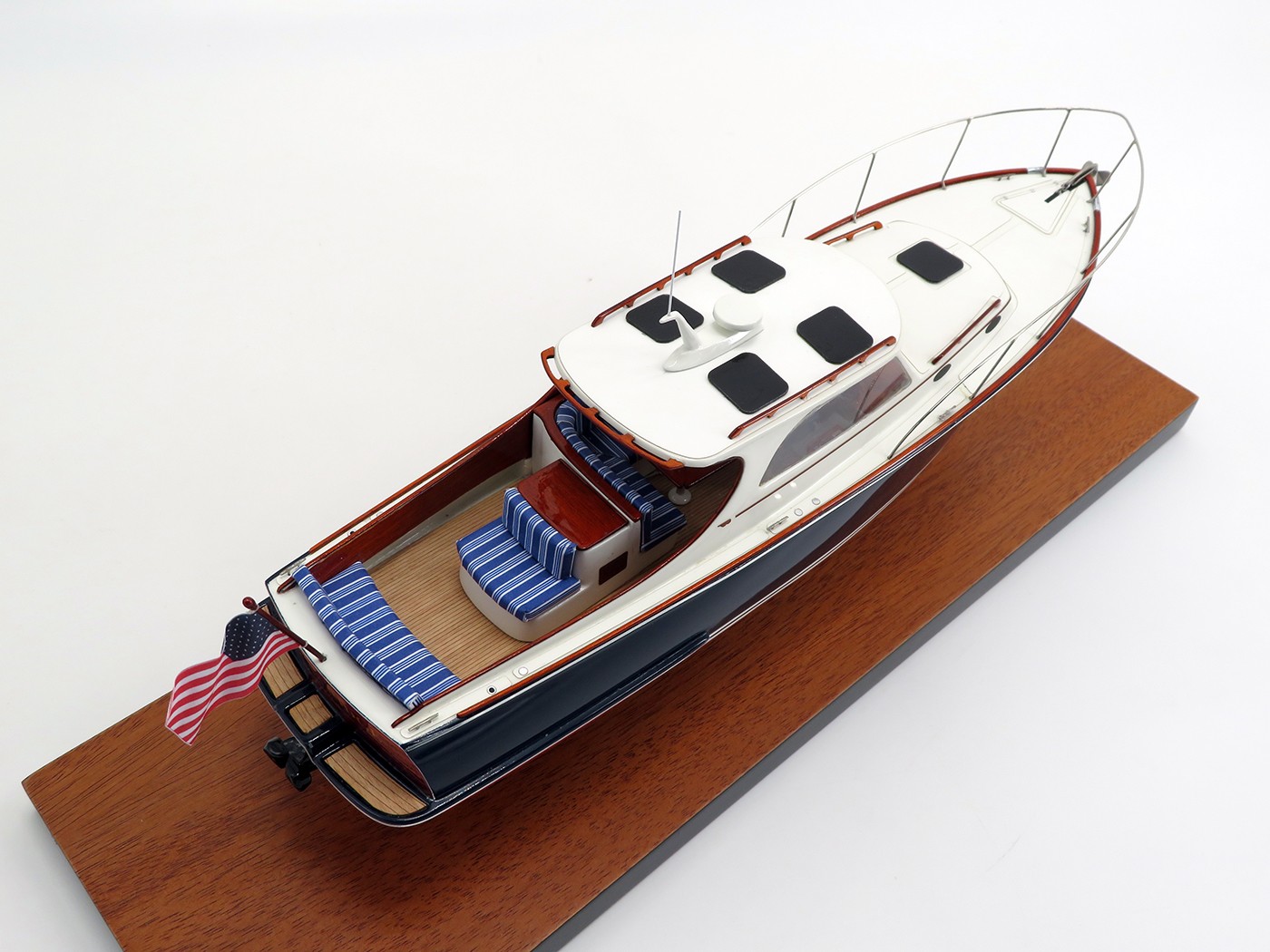Custom Desk Models - Hinckley - Hinckley PicNic 36 custom desk model - Abordage