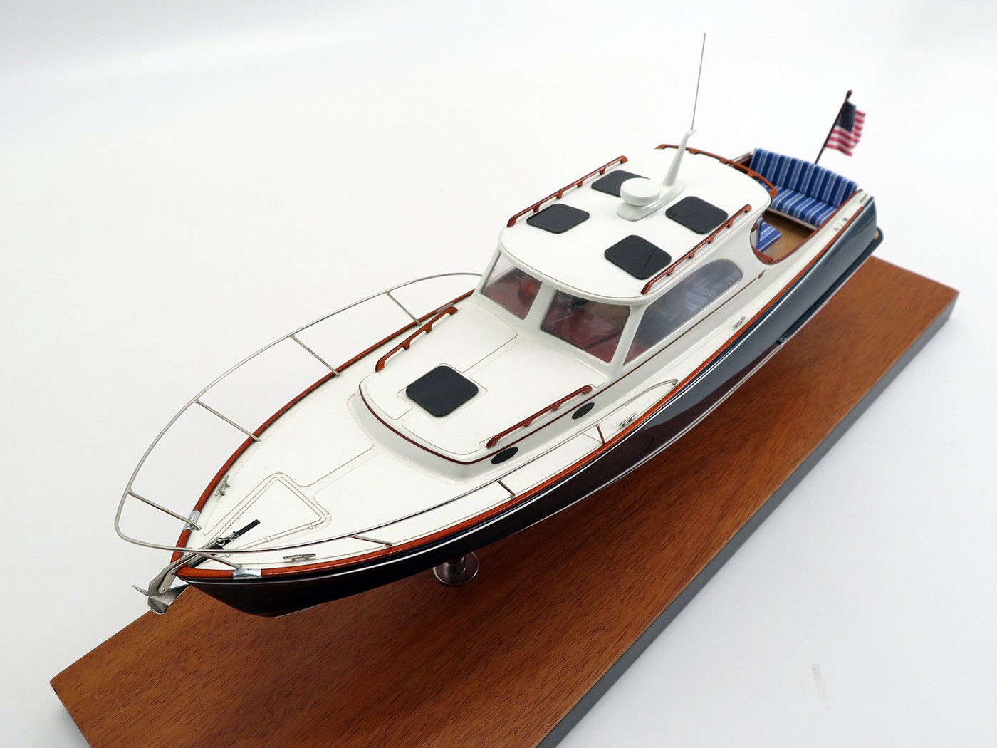 Custom Desk Models - Hinckley - Hinckley PicNic 36 custom desk model - Abordage