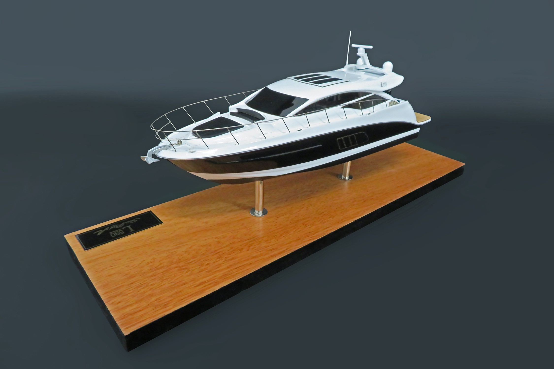 Custom Desk Models - Sea Ray - Sea Ray L590 Express custom desk model - Abordage
