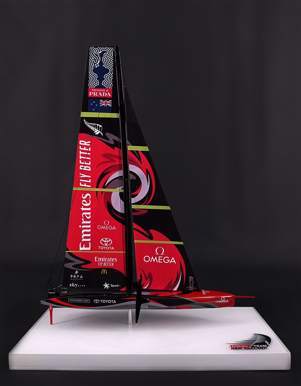 Desk Models - - AC 75 Te Rehutai Emirates Team New Zealand desk model 2021 MN-A101 - Abordage