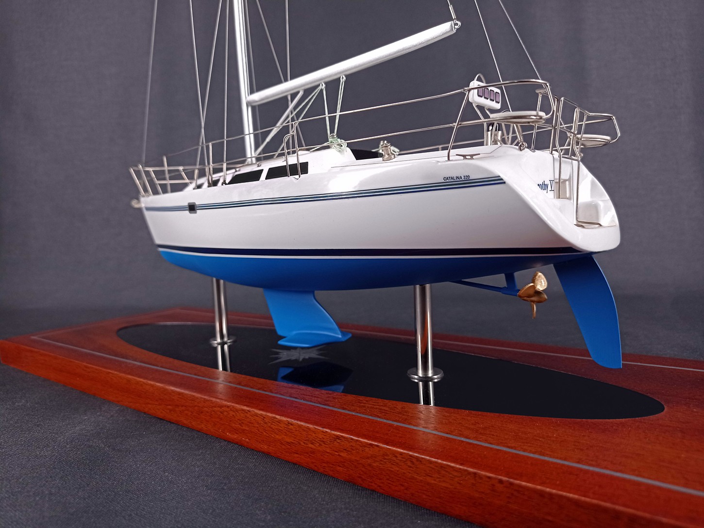 Custom Desk Models - Catalina - Catalina 320 desk model - Abordage