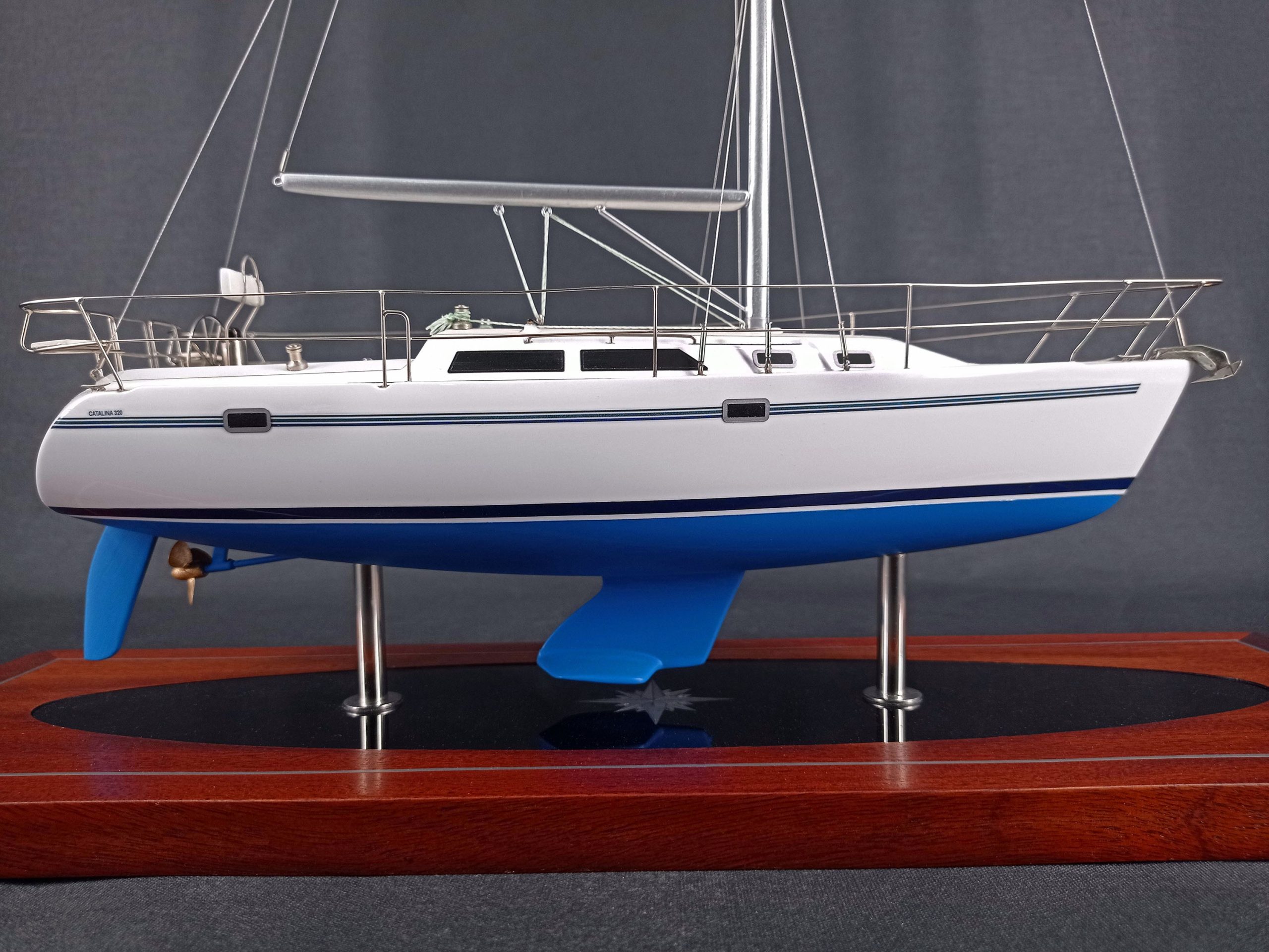 Custom Desk Models - Catalina - Catalina 320 desk model - Abordage