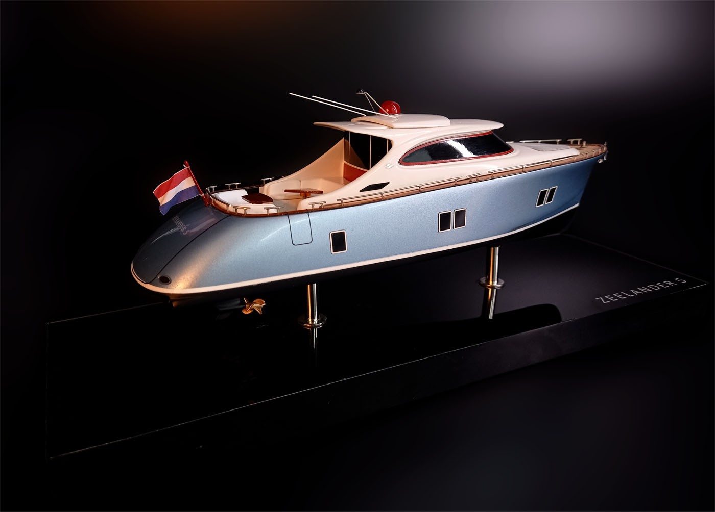 Custom Desk Models - Zeelander - Zeelander Z5 of 50 ft desk model - Abordage