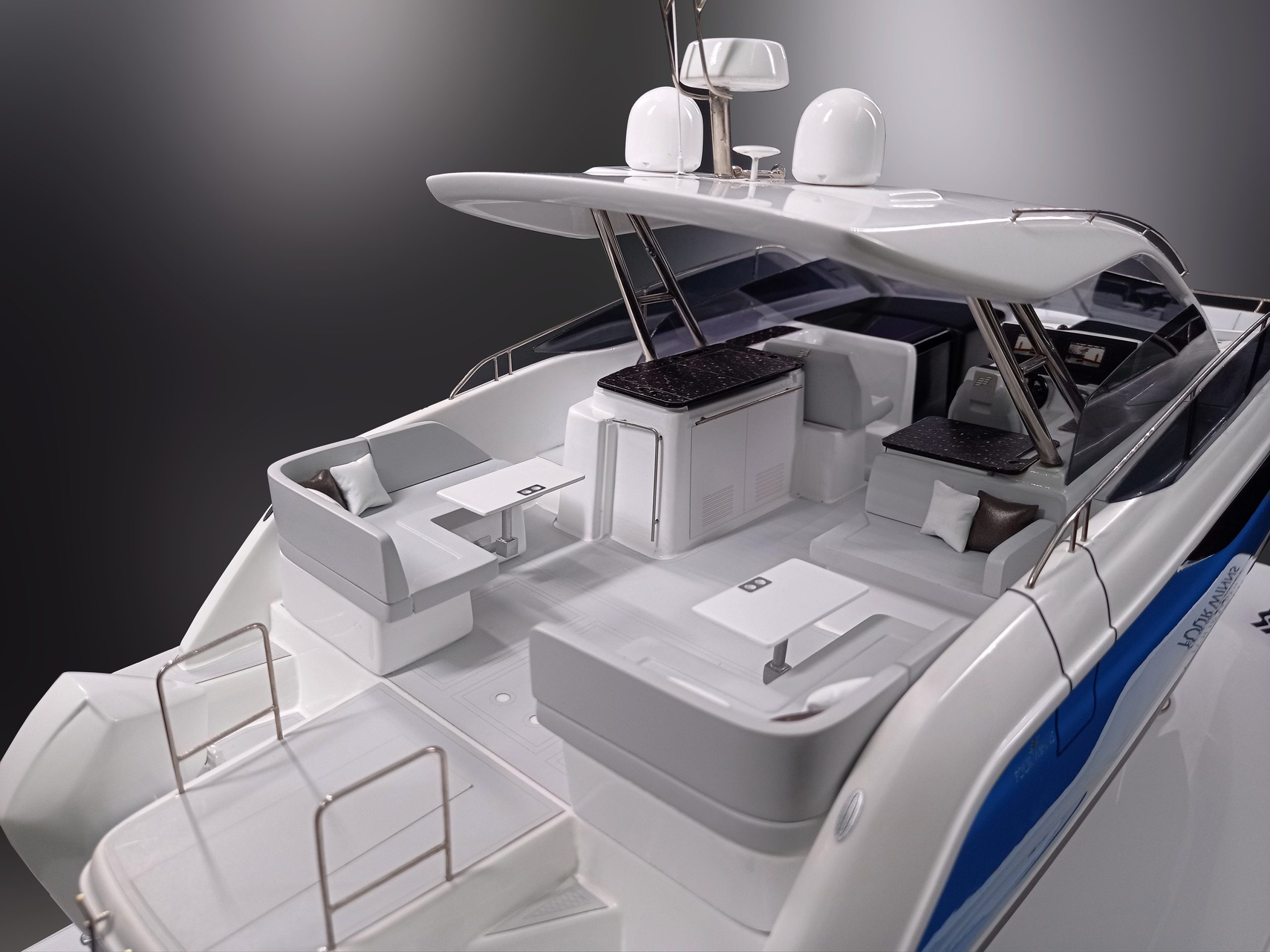 Custom Models - FOUR WINNS - Four Winns TH36 PowerCat - Abordage