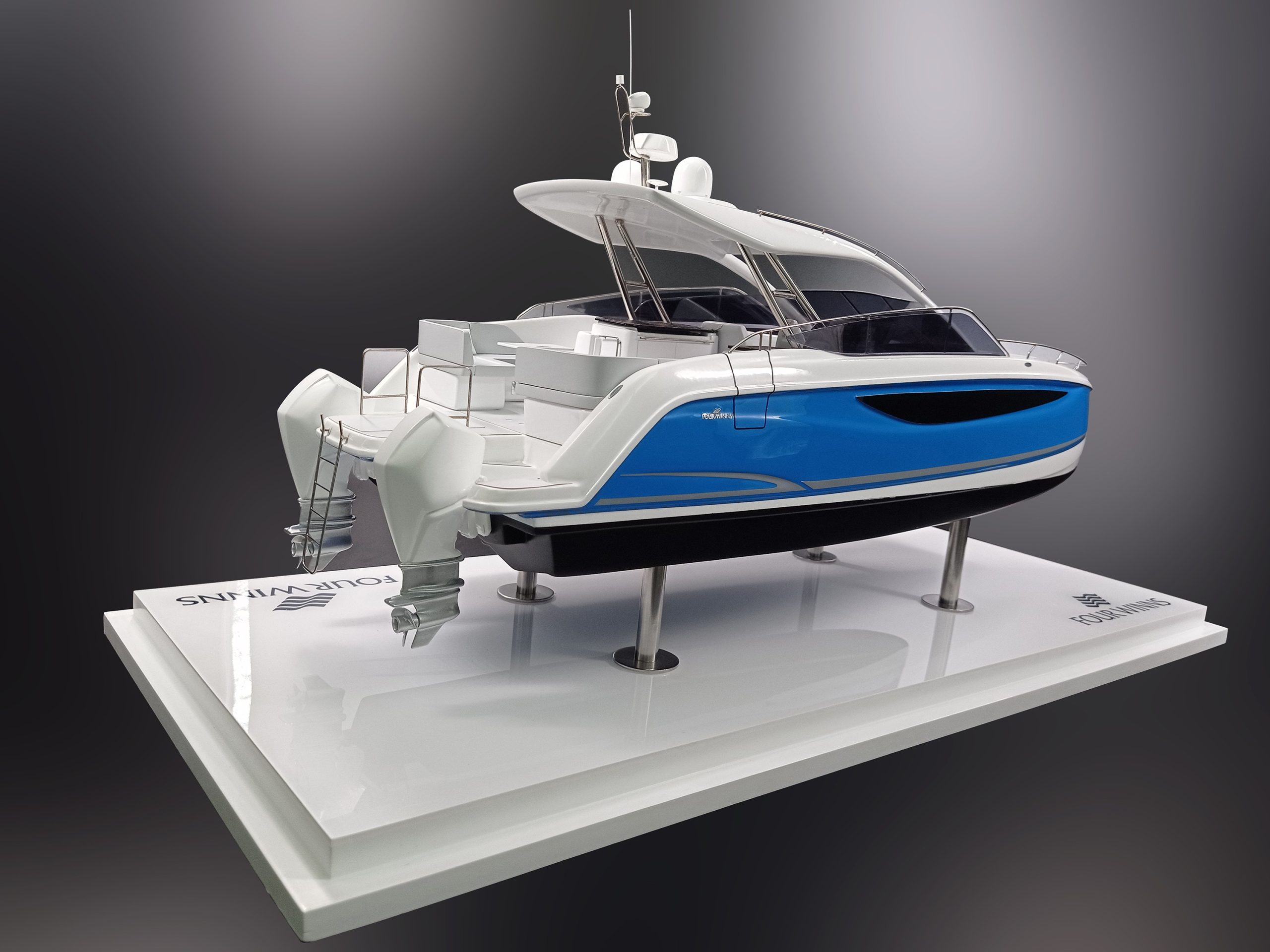 Custom Models - FOUR WINNS - Four Winns TH36 PowerCat - Abordage