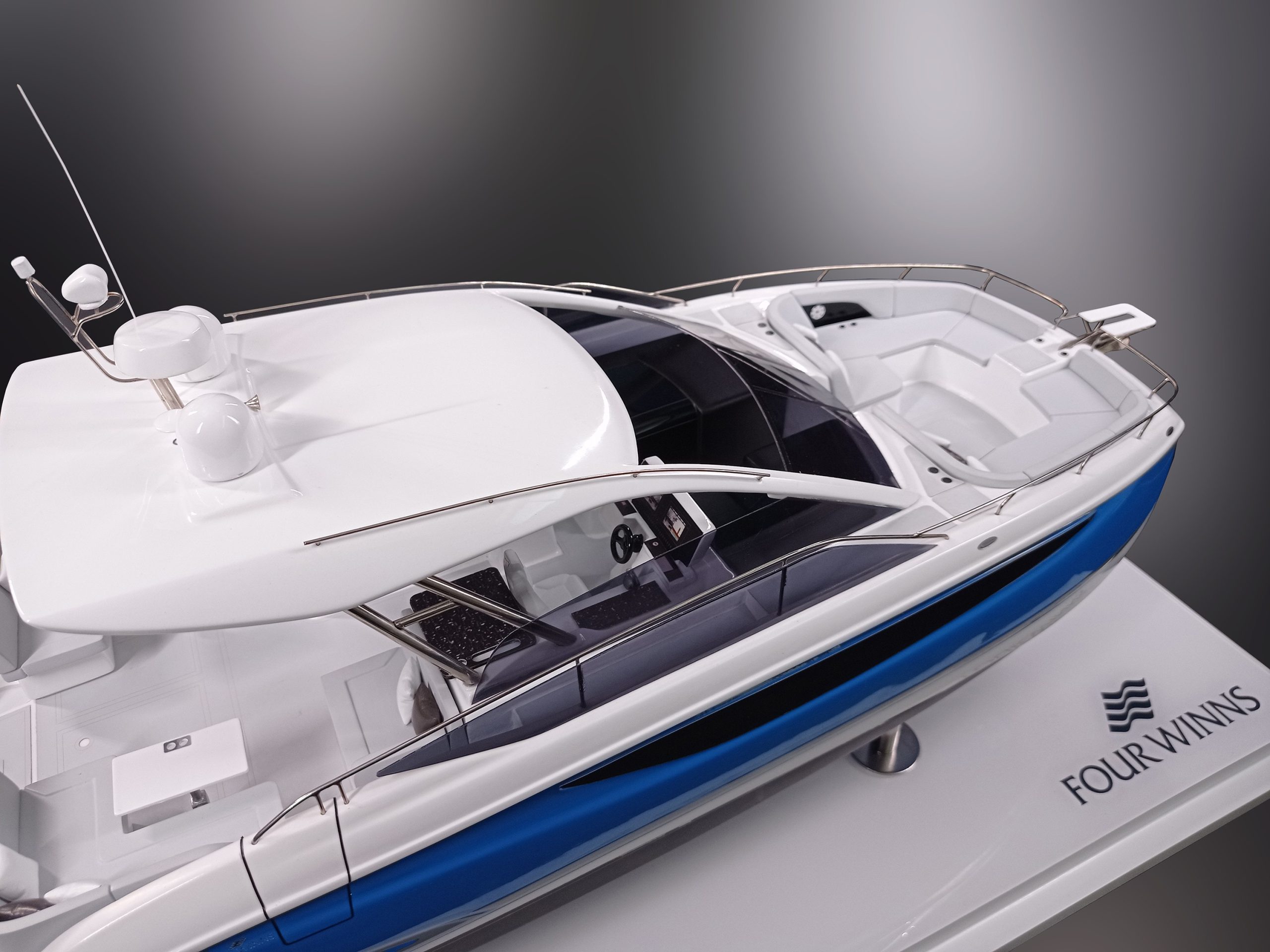 Custom Models - FOUR WINNS - Four Winns TH36 PowerCat - Abordage