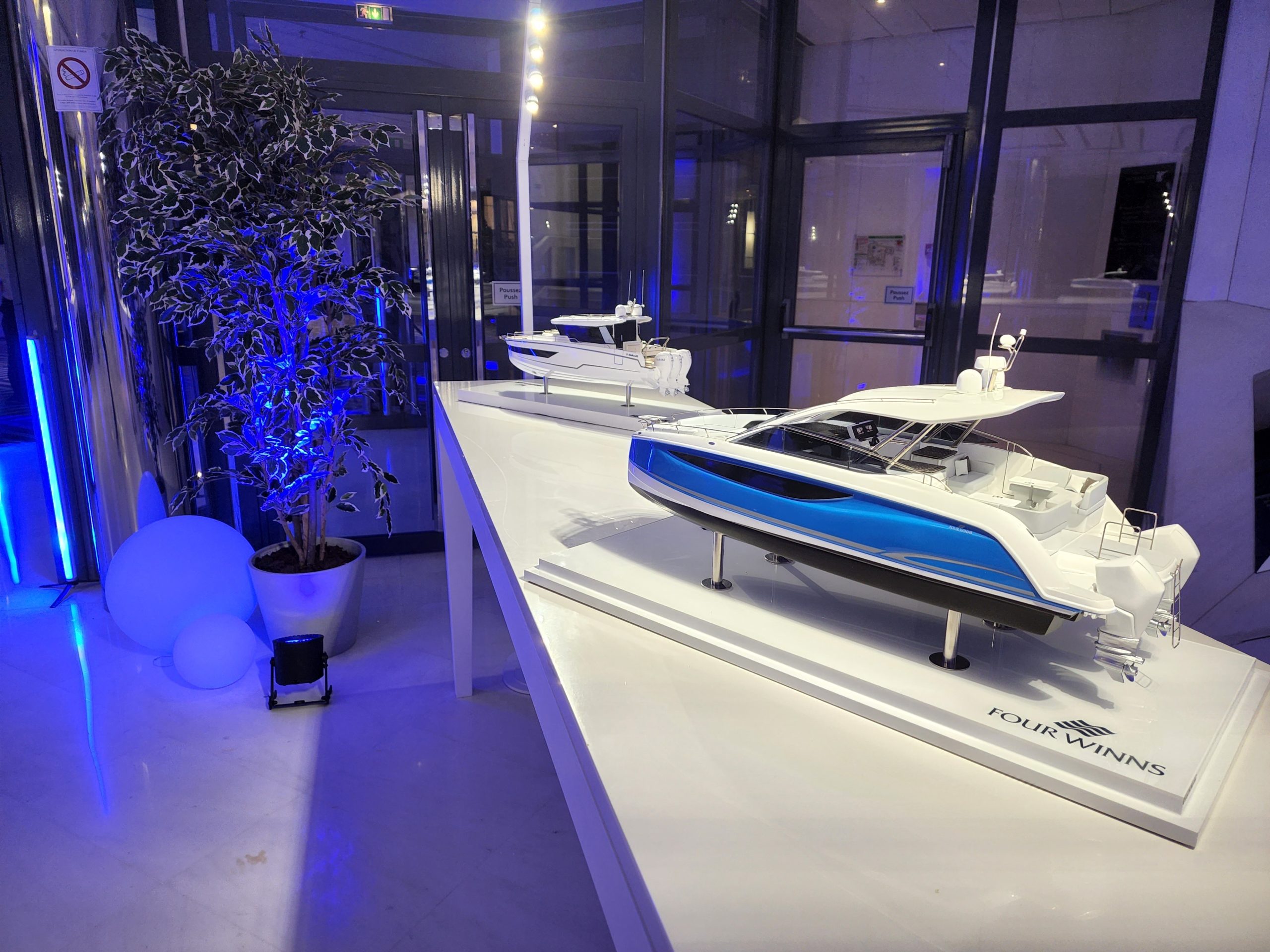 Custom Models - FOUR WINNS - Four Winns TH36 PowerCat - Abordage