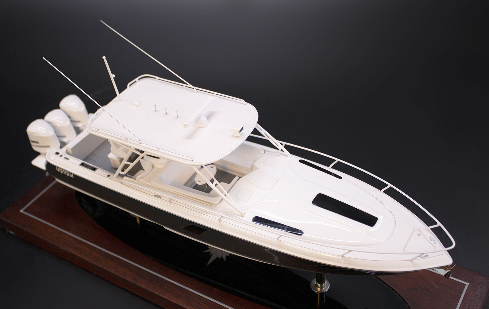 Intrepid 400 Cuddy desk model replica