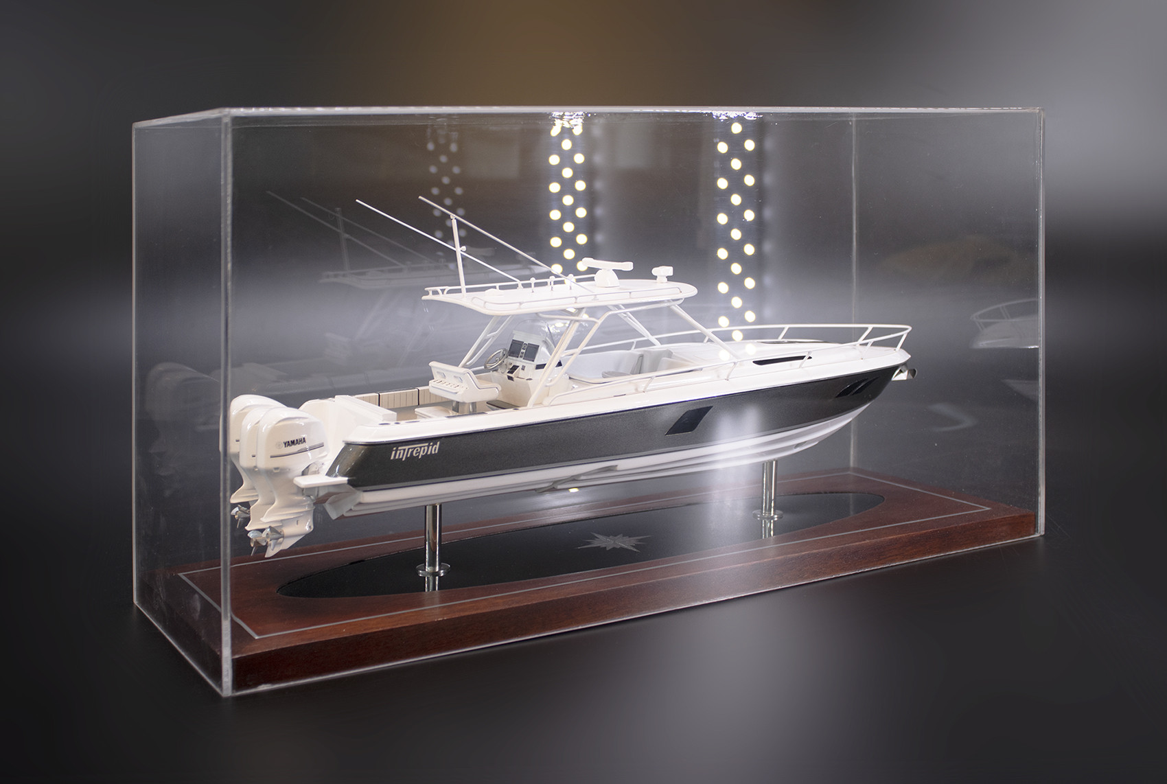 Intrepid 400 Cuddy desk model replica