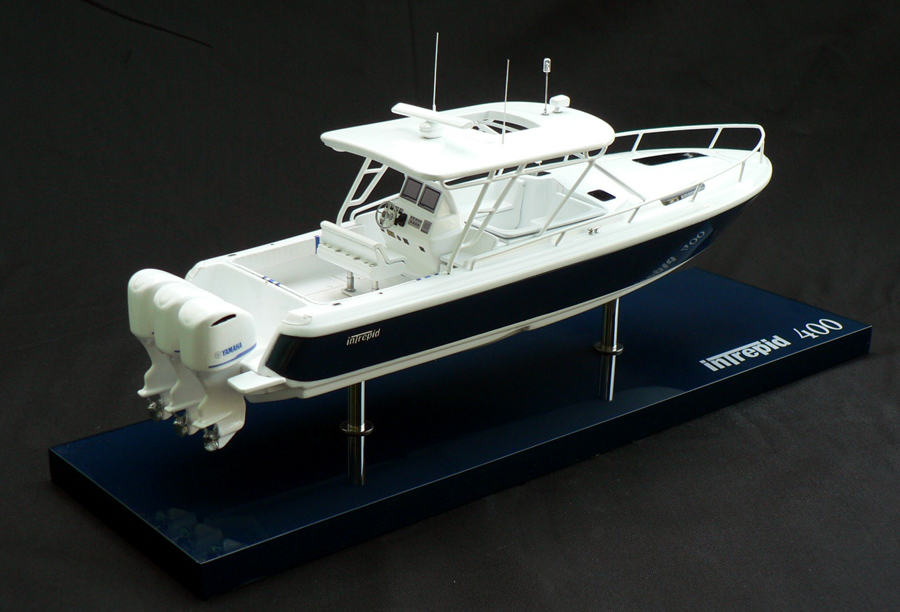 Custom Models - Intrepid Powerboats - Intrepid 400 Cuddy - Abordage