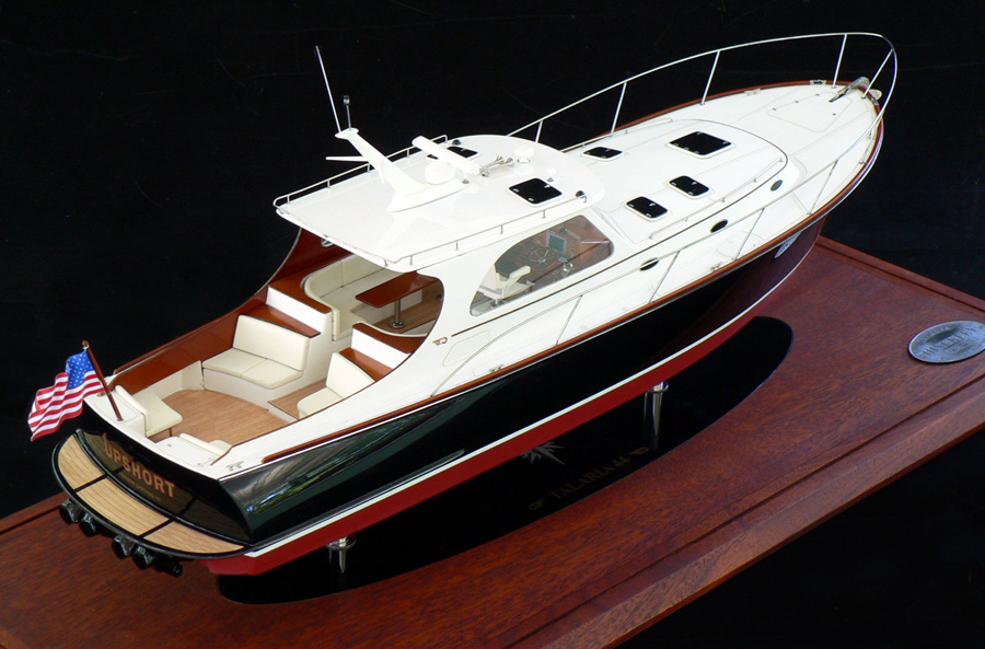 Custom Models - Hinckley - Hinckley Talaria 44 MK II "Upshort" - Abordage